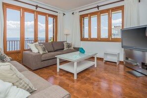 Smart TV, fireplace, DVD player, ping pong