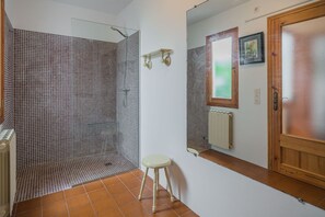 Combined shower/tub, hair dryer, bidet, towels