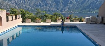 LÀgenhet med pool. Fantastiska pittoreska vyer över Kotor Bay Sea.