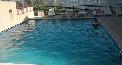 Wohnung Mit Pool. Erstaunliche malerische Ansichten von Kotor-Bucht-Meer.