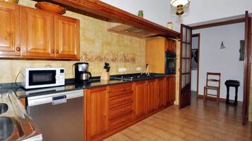 Frigorífico, microondas, horno y lavavajillas