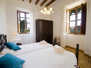 6 dormitorios, tabla de planchar con plancha, Internet y ropa de cama