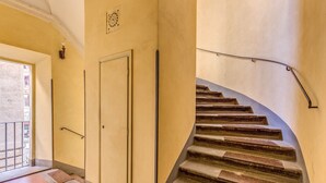 A staircase with stone steps leading to an upper floor. - 3 Bdr. Apt. Near Piazza Navona | 4 AC, WiFi, Heat (Roma)