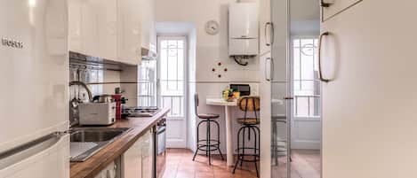 Frigorifero, microonde, forno, piano cottura