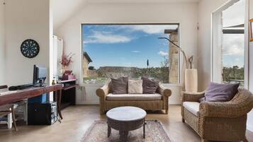 Smart TV, caminetto, tavolo da ping pong, libri