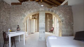 5 Schlafzimmer, Zimmersafe, Schreibtisch, Bügeleisen/Bügelbrett