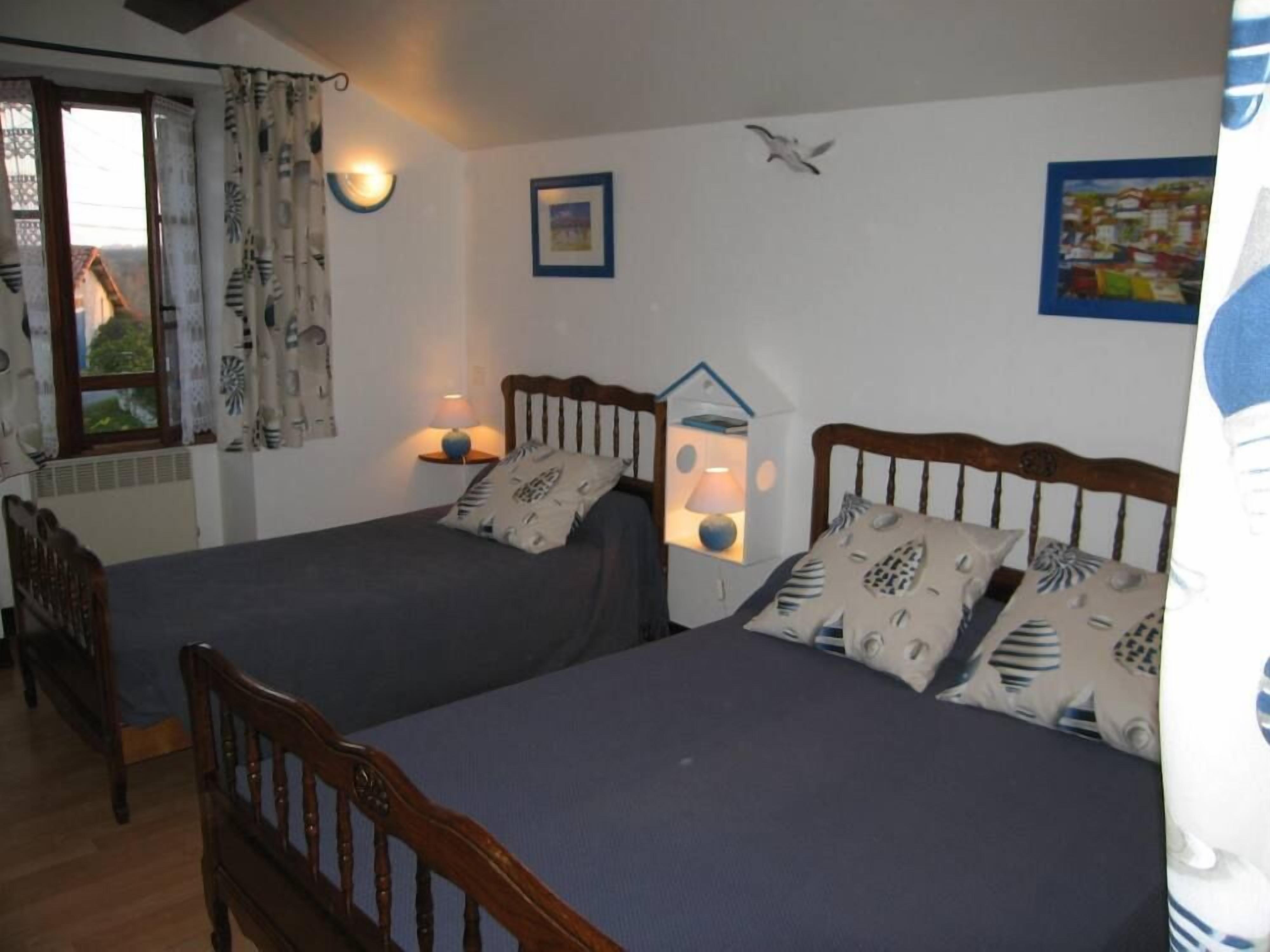 10 makuuhuonetta, työpöytä, silitysrauta/-lauta, vauvan matkasänky