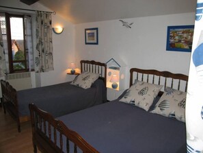 10 عدّة غرف نوم ومكتب ومكواة/لوح كي وسرير سفر