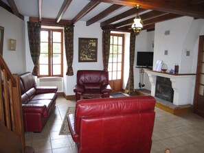 TV, lareira, DVD player, pebolim