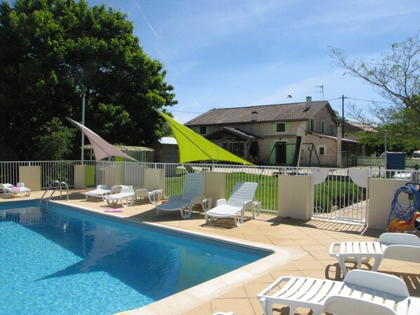 Una piscina al aire libre