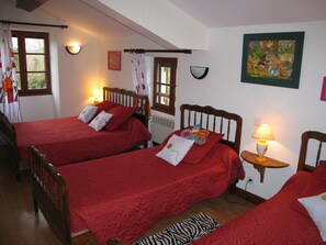 10 quartos, escrivaninha, ferros/tábuas de passar roupa, berço de viagem