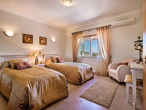 4 bedrooms, iron/ironing board, Internet, bed sheets