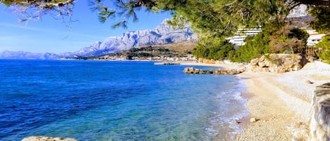 Una spiaggia nelle vicinanze