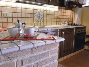 Kühlschrank, Ofen, Herdplatte, Wasserkocher mit Kaffee-/Teezubehör