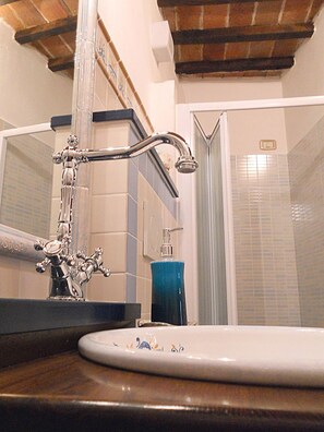 Dusche, Haartrockner, Bidet, Handtücher