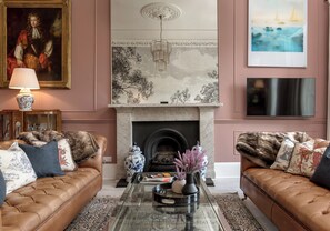 TV, DVD player - Stunning view of Edinburgh Castle for a memorable stay in the City Centre (Edinburgh City Old Town)