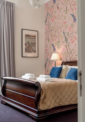 3 bedrooms, iron/ironing board, travel crib, free WiFi - Stunning view of Edinburgh Castle for a memorable stay in the City Centre (Edinburgh City Old Town)