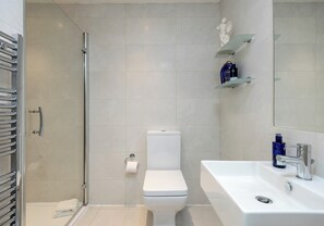 Hair dryer, towels - Stunning view of Edinburgh Castle for a memorable stay in the City Centre (Edinburgh City Old Town)