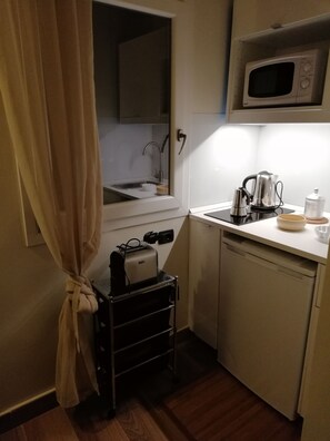 Microwave, stovetop, coffee/tea maker, toaster - Mini Loft with mezzanine in the heart of the historic center of Florence. (Firenze)