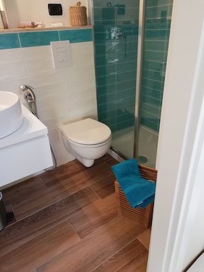 Hair dryer, towels, soap, shampoo