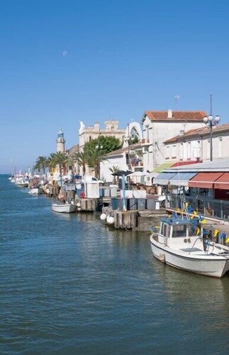 Au coeur d'une petite ville en Camargue et à 25 min des plages