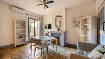 Televisie en een open haard