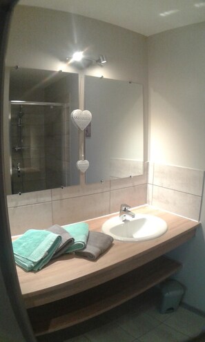 Ducha, secador de pelo, toallas