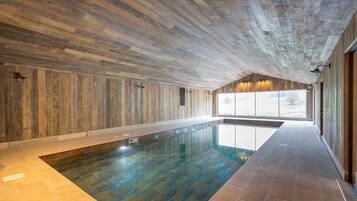 Innendørsbasseng og et oppvarmet basseng