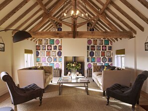 Téléviseur, foyer, lecteur de DVD, table de ping-pong