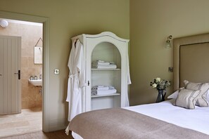 4 bedrooms, iron/ironing board, travel crib, free WiFi