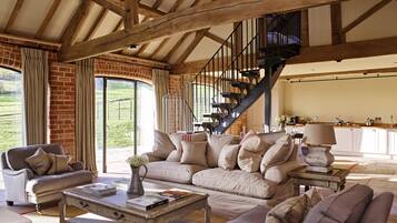 TV, peis, DVD-spiller og bordtennis