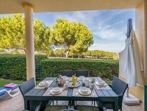 Outdoor dining - Casa Sorriso, set in Boavista Golf Resort (Lagos)