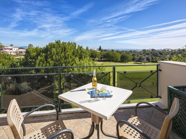 Outdoor dining - Casa Sorriso, set in Boavista Golf Resort (Lagos)