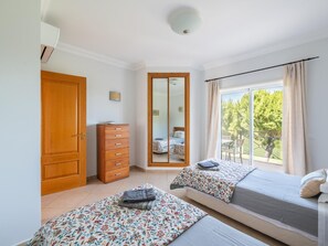3 bedrooms, iron/ironing board, Internet, bed sheets - Casa Sorriso, set in Boavista Golf Resort (Lagos)