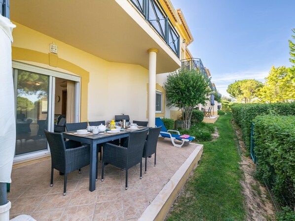 Outdoor dining - Casa Sorriso, set in Boavista Golf Resort (Lagos)