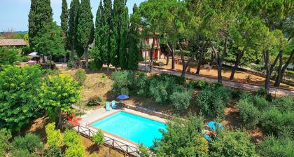 Villa with private pool overlooking San Gimignano. Exclusive use of the property