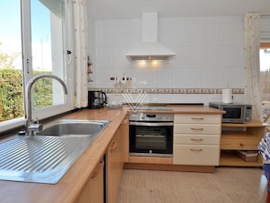 Frigorífico, microondas, horno y lavavajillas