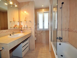 أحواض استحمام، مجففات شعر، مناشف