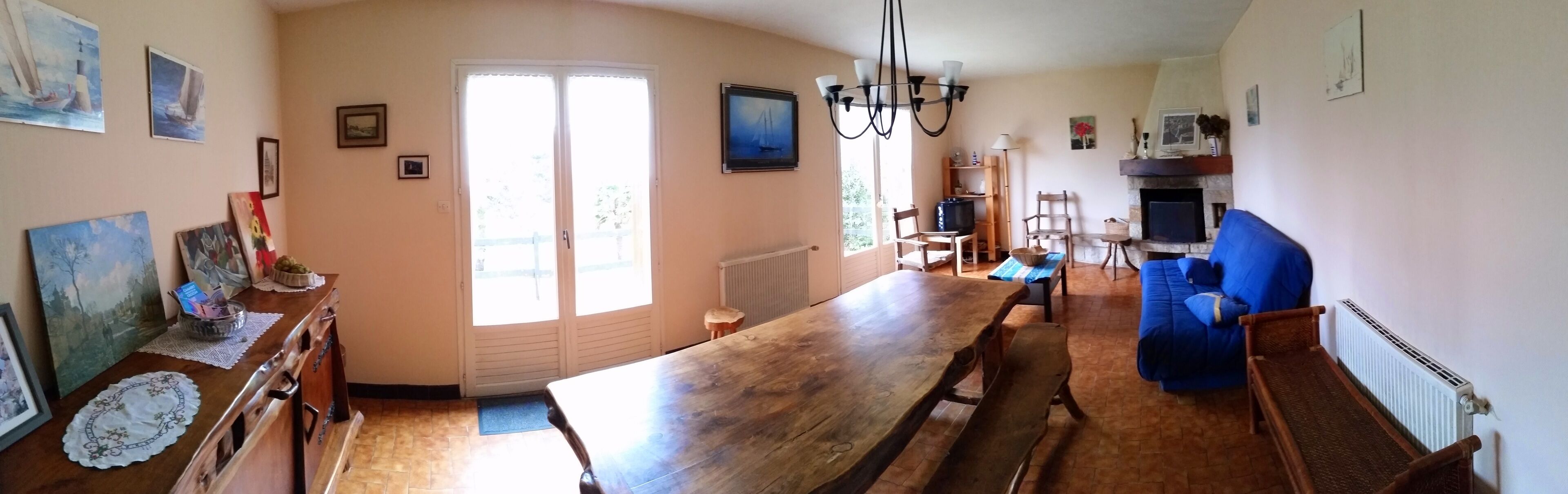 Televisie, een open haard en een stereo