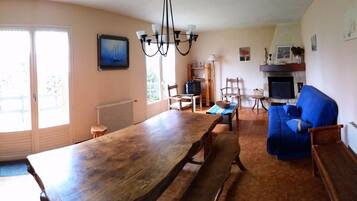 Televisie, een open haard en een stereo