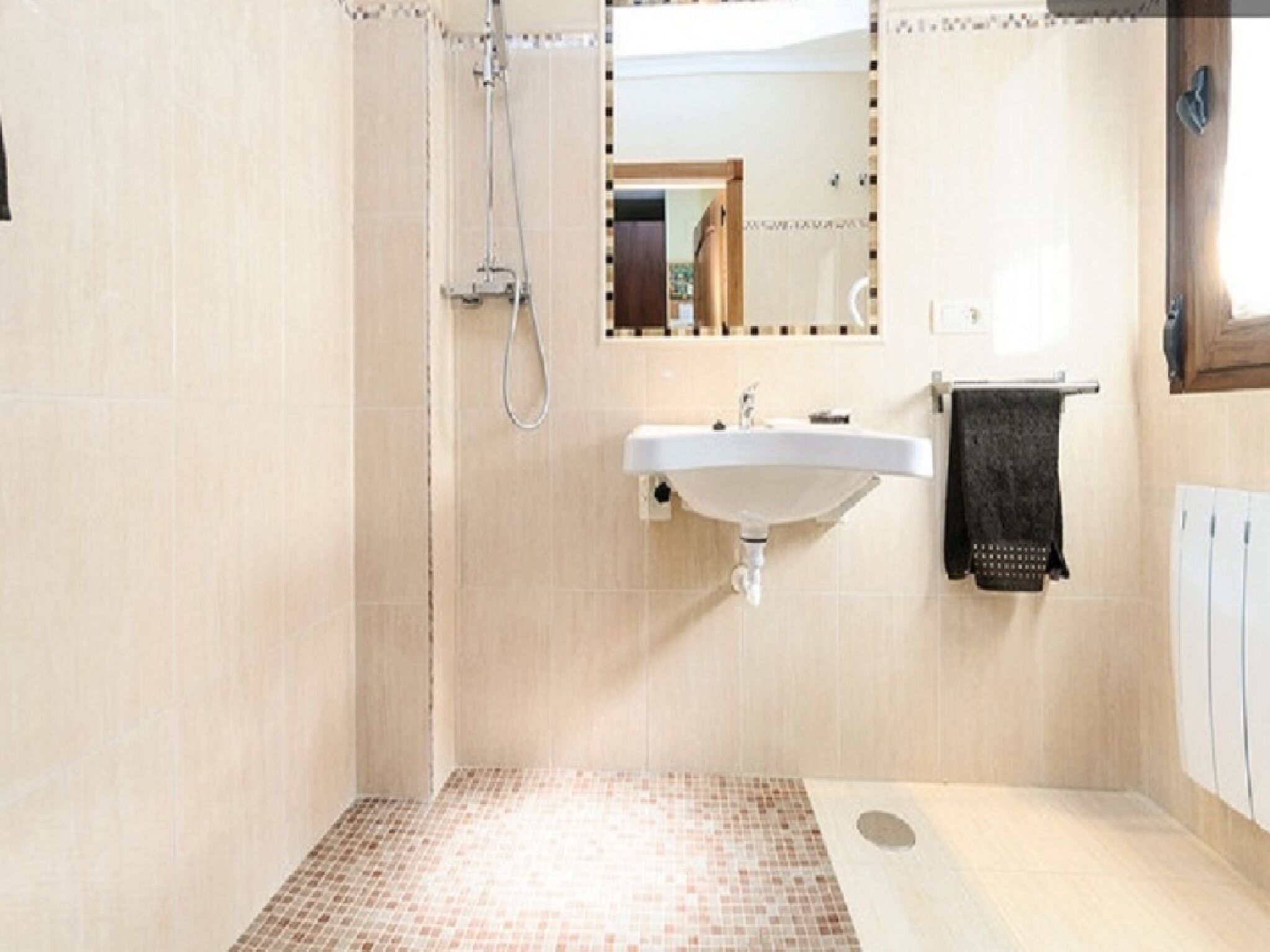 Een douche, een haardroger, handdoeken, zeep