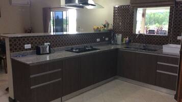 Een koelkast, een microgolfoven, een oven, een kookplaat