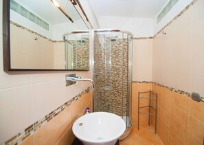 Regadera, secadora de cabello, batas, bidet 