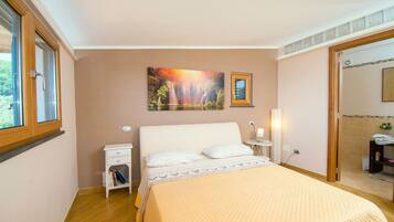2 bedrooms, iron/ironing board, travel crib, free WiFi