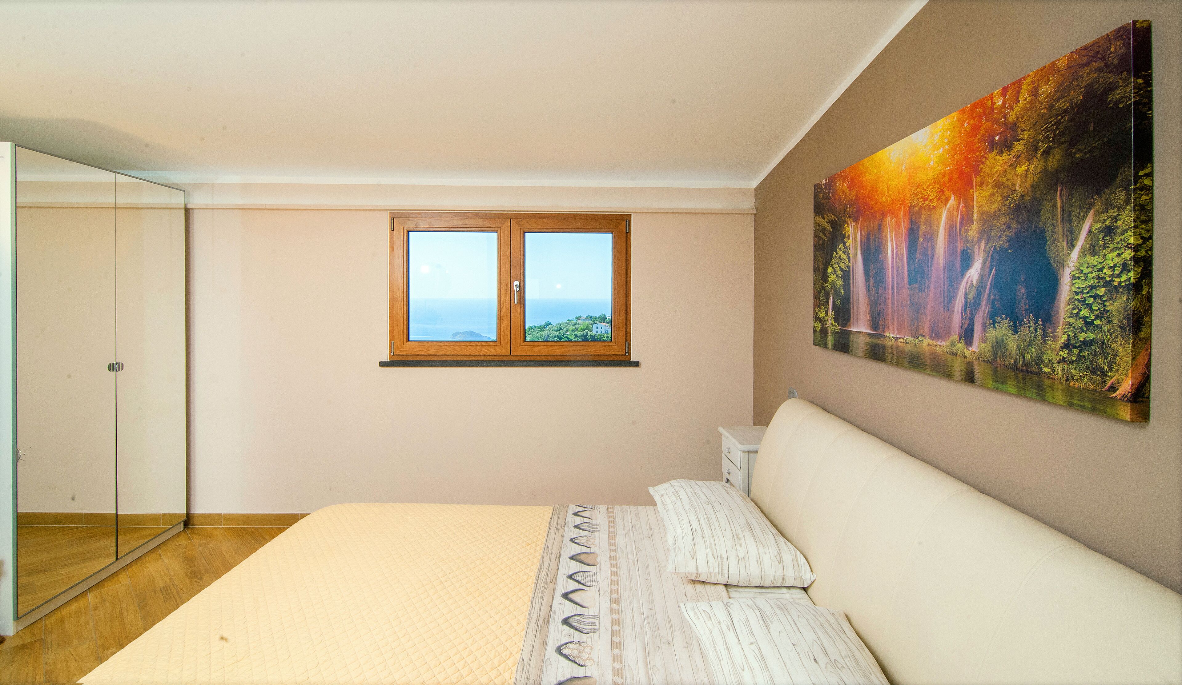 2 habitaciones, tabla de planchar con plancha y cuna de viaje 