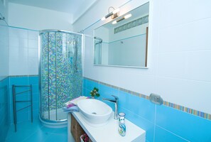 Shower, hair dryer, bathrobes, bidet - sea ​​view apartment in Sant'agnello Sorrento (Sant'agnello)