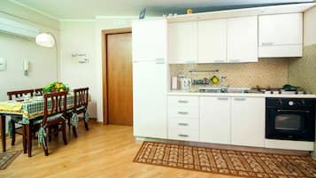 Fridge, oven, stovetop, coffee/tea maker