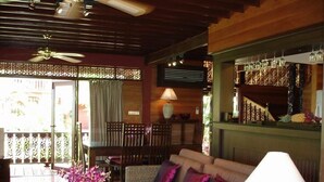 A cozy living area with a sofa, a table with a lamp, and a decorative plant. - luxury in paradise (Koh Samui)