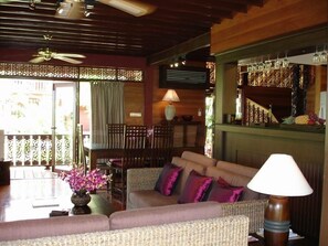 TV, DVD player, books, music library - luxury in paradise (Koh Samui)
