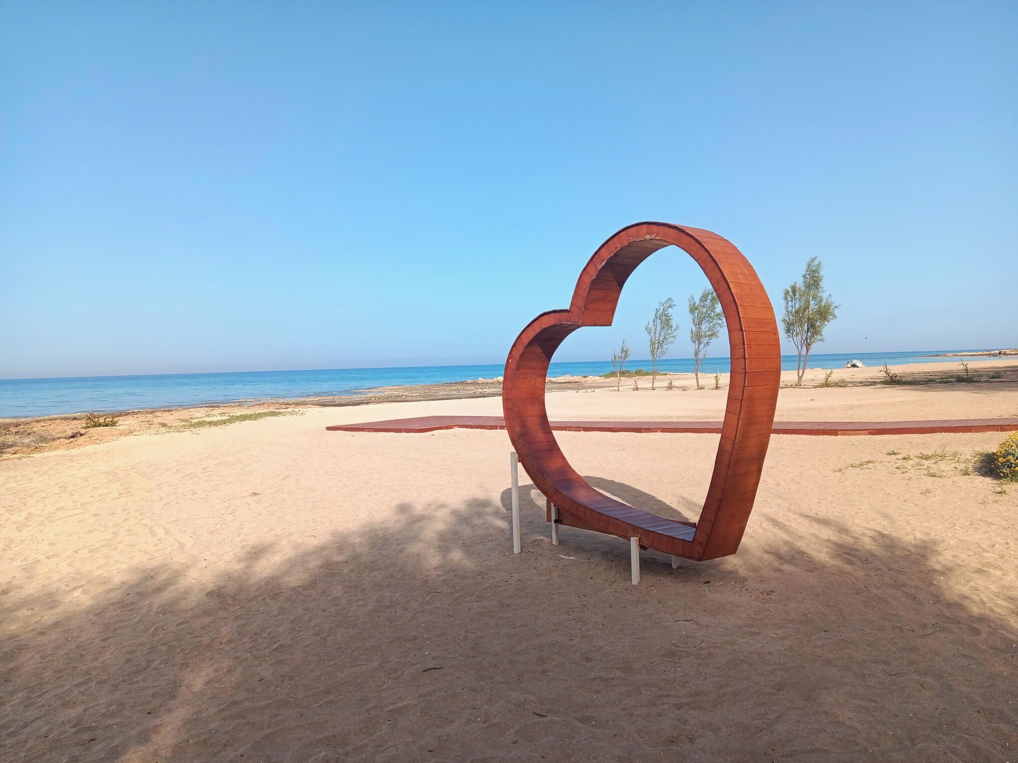 Plage à proximité, chaises longues, serviettes de plage